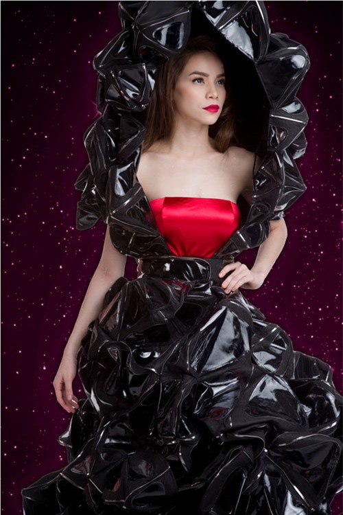 Hồ Ngọc Hà là nghệ sĩ có rất nhiều trang phục lạ. Trong ảnh là chiếc váy làm bằng nhựa và thép.